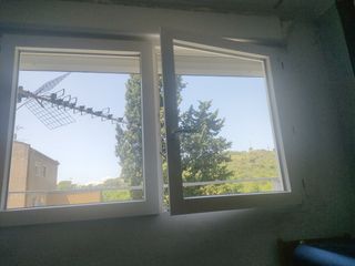 Ventana abatible oscilante con persiana  de PVC  