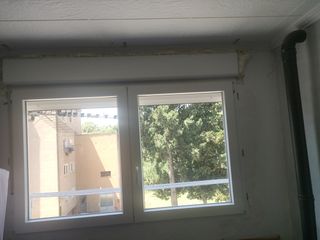 Ventana abatible oscilante con persiana  de PVC  