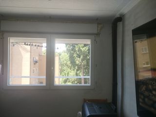 Ventana abatible oscilante con persiana  de PVC  