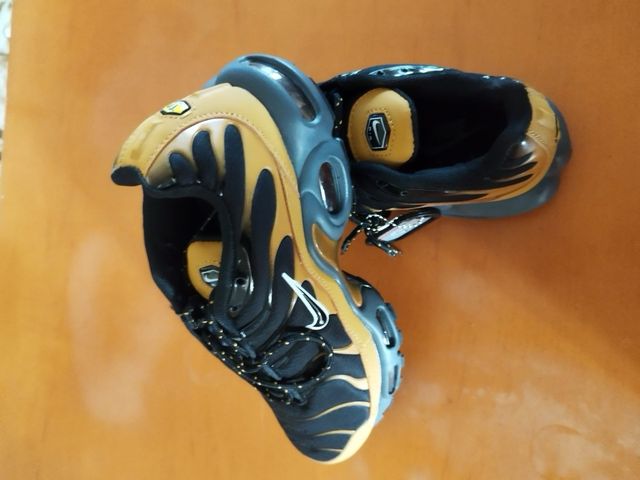 Nike Air Max Plus TN - Negras y Doradas