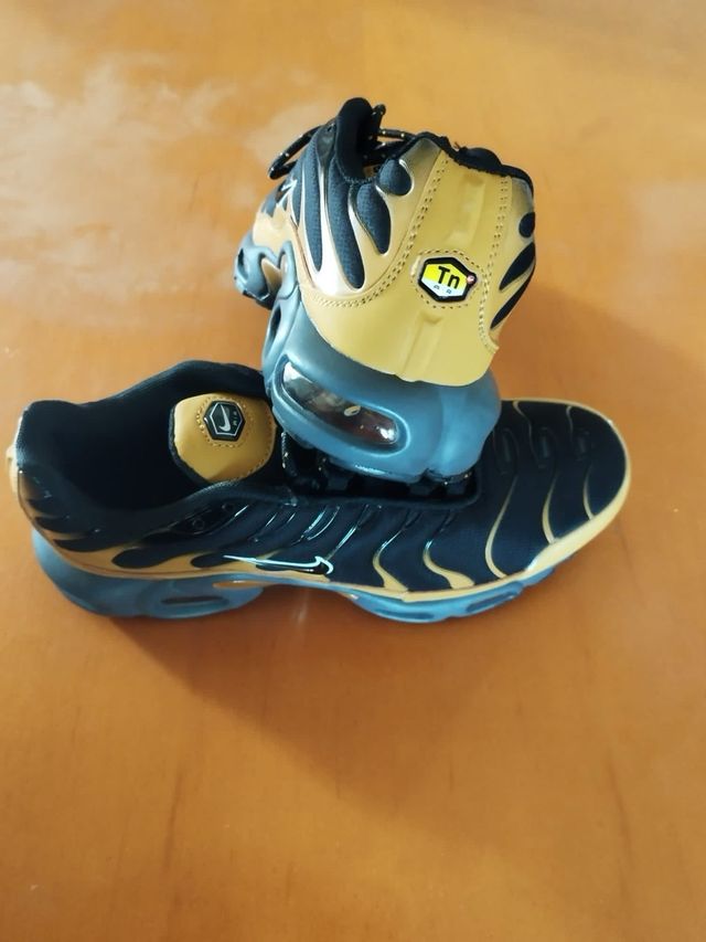 Nike Air Max Plus TN - Negras y Doradas
