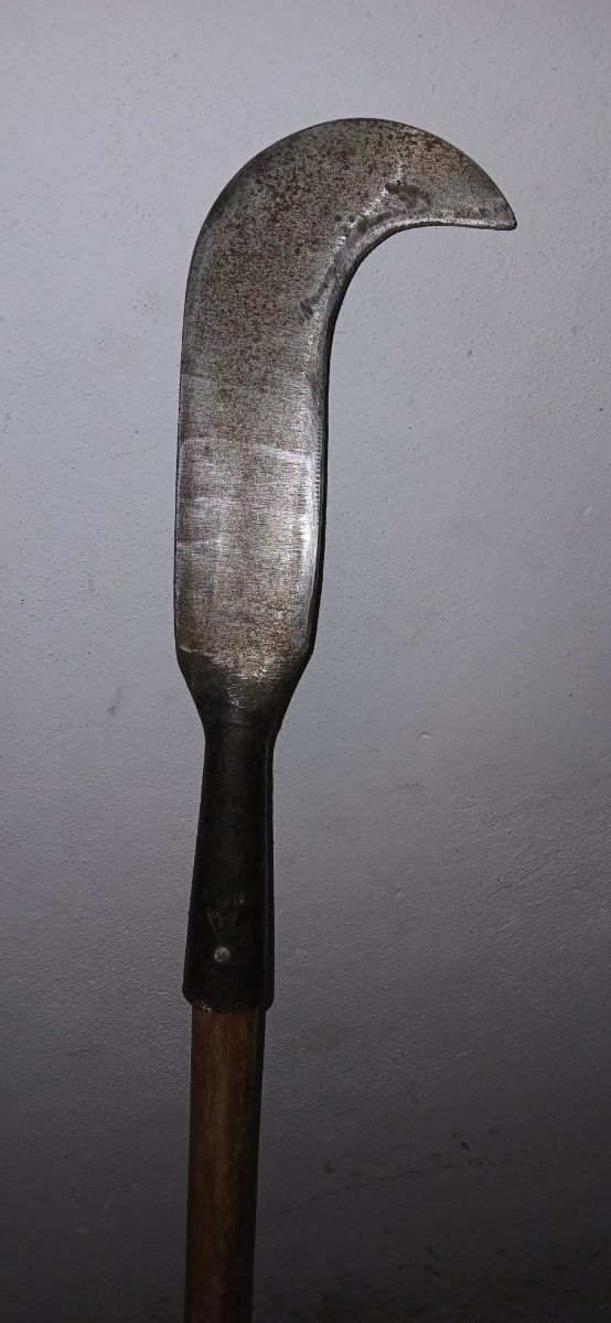 Guadaña mango largo herramienta antigua.