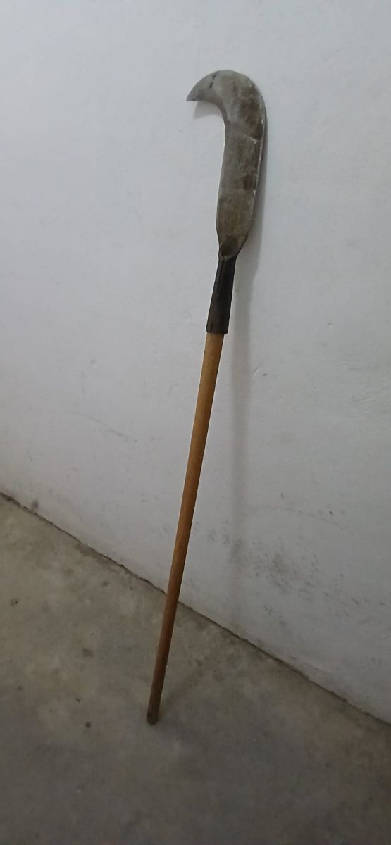 Guadaña mango largo herramienta antigua.