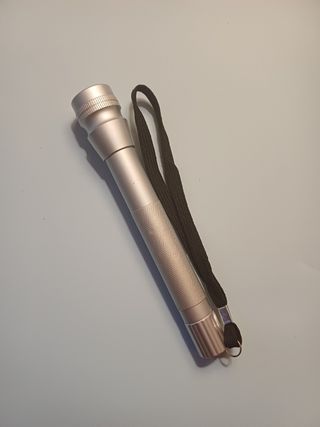 Linterna compacta con correa