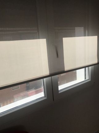 2 Estores enrollables blancos.