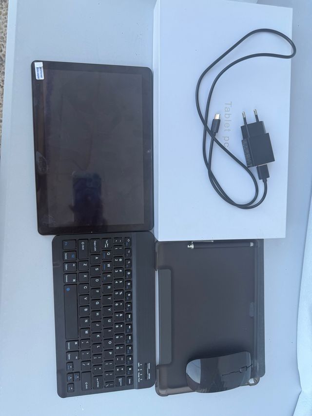 Tablet PC negra + teclado