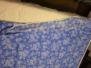 Funda colchon flores azul y blanco. 