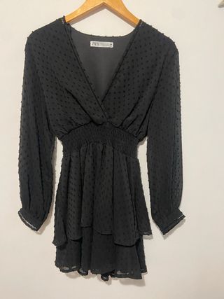 Vestido corto negro manga larga plumeti zara 