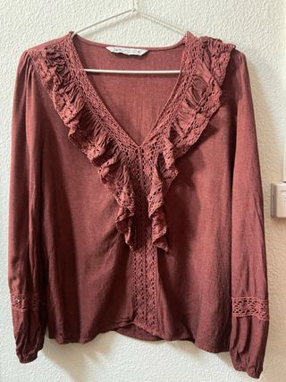 Blusa Zara roja con volantes detalles puntilla