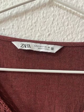 Blusa Zara roja con volantes detalles puntilla