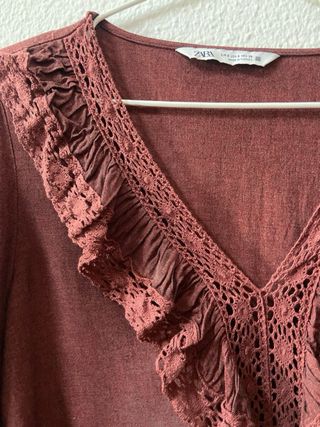 Blusa Zara roja con volantes detalles puntilla