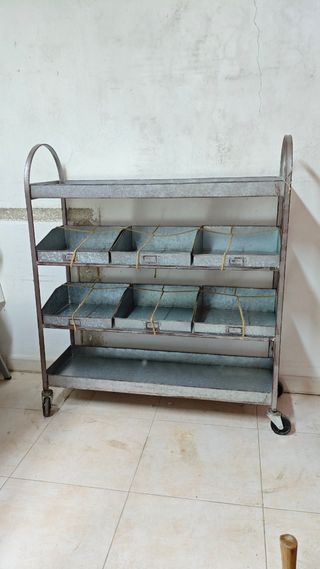 Carro metálico rústico gris