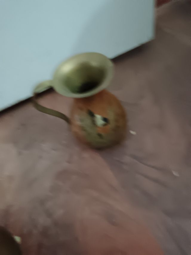 Jarrón metálico dorado y marrón