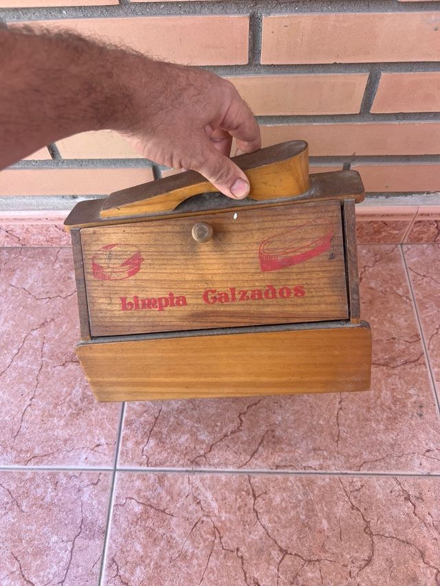 Pulisci vecchi scarponi di legno