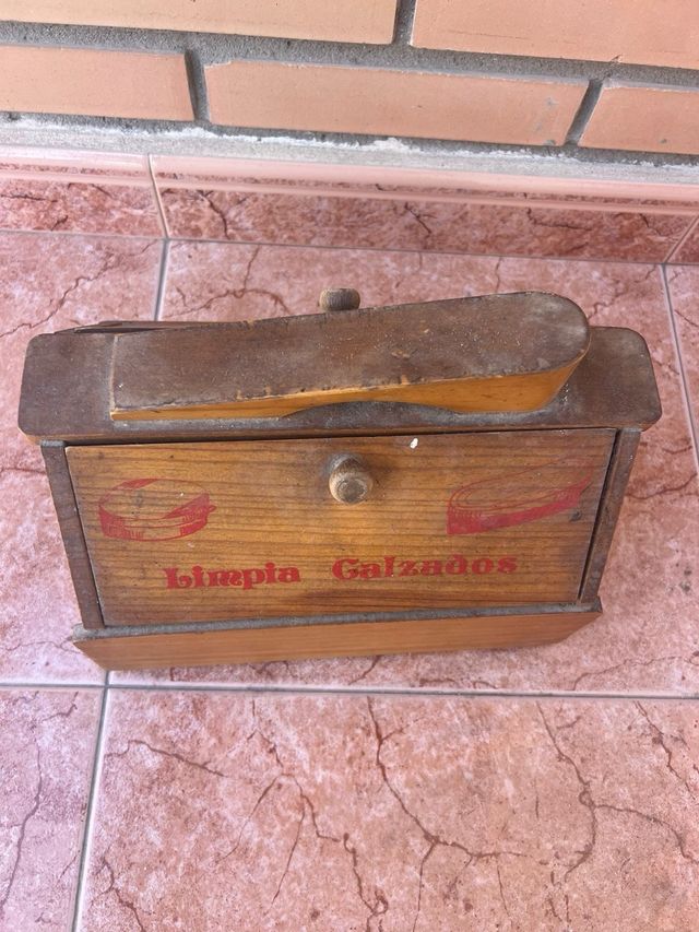 Pulisci vecchi scarponi di legno