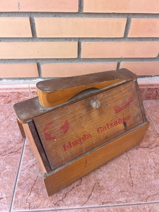 Pulisci vecchi scarponi di legno