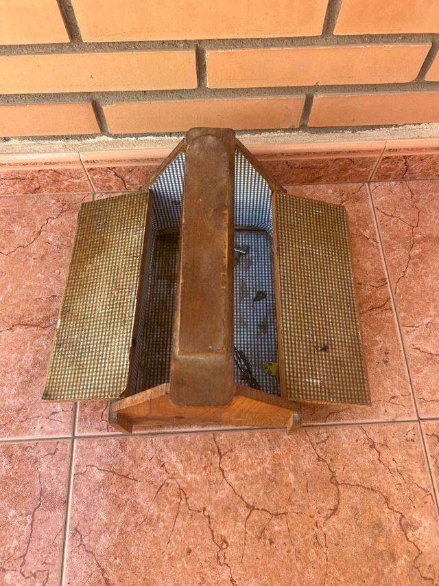 Pulisci vecchi scarponi di legno