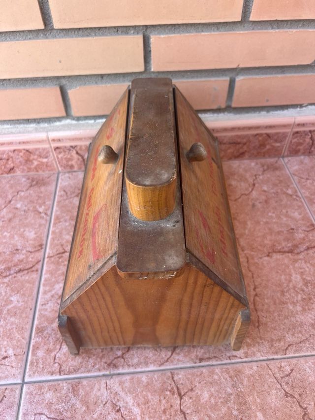 Pulisci vecchi scarponi di legno