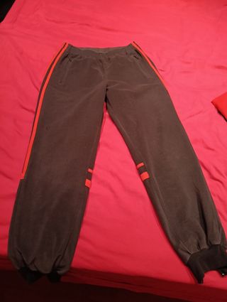 Pantalón Adidas gris y rojo