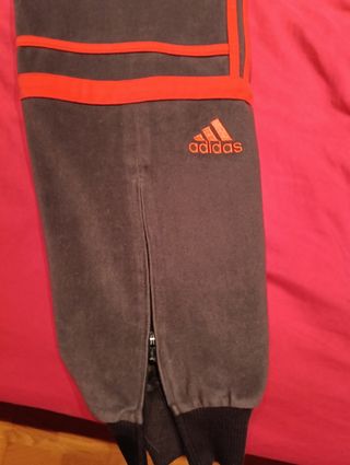 Pantalón Adidas gris y rojo