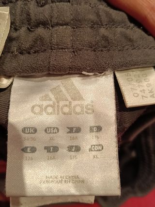 Pantalón Adidas gris y rojo