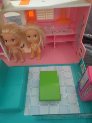 Hospital barriguita con dos muñecas 