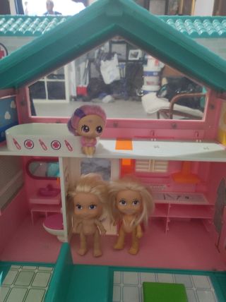 Hospital barriguita con dos muñecas 