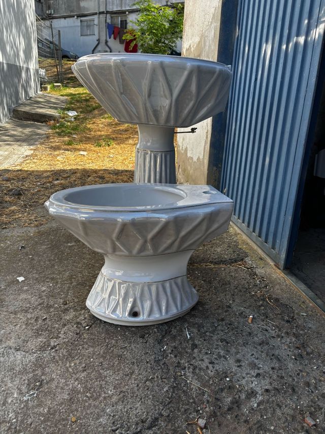 Baño gris porcelana - lavabo, inodoro, bidé