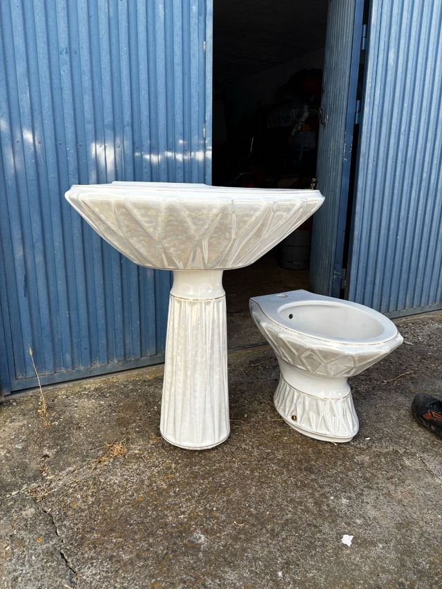 Baño gris porcelana - lavabo, inodoro, bidé