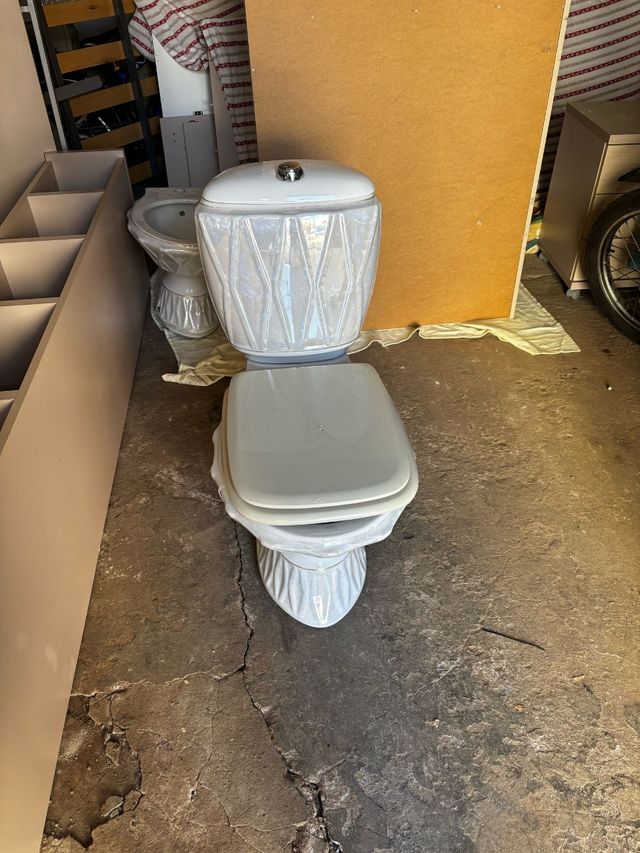 Baño gris porcelana - lavabo, inodoro, bidé