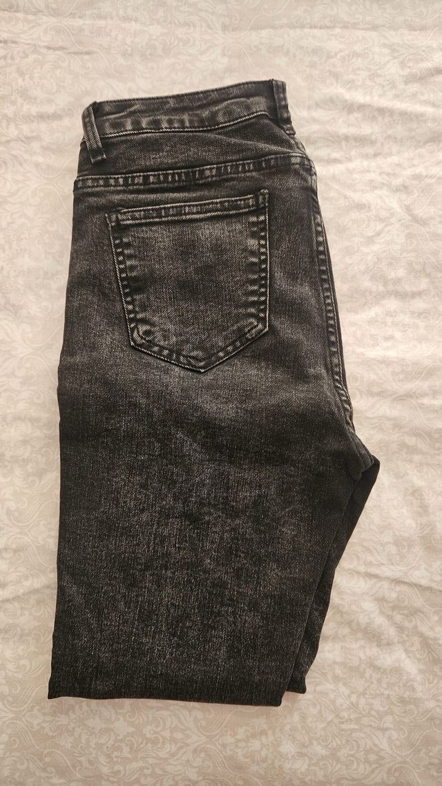 2 pantalones vaqueros: negro y azul