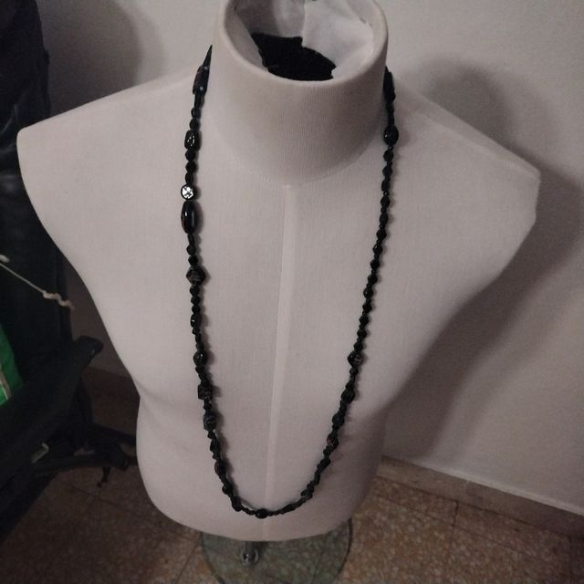 Collana nera con ciondoli