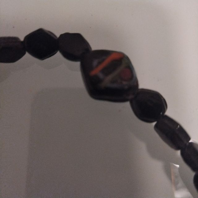 Collana nera con ciondoli