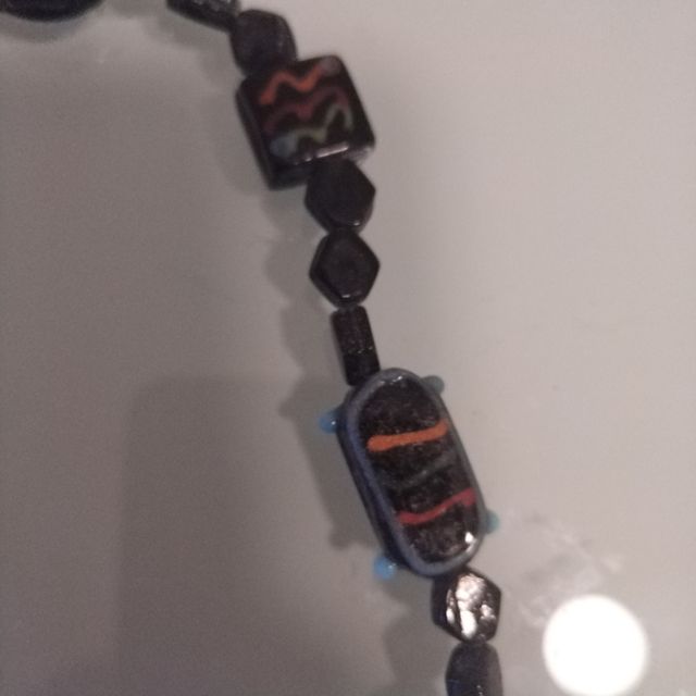 Collana nera con ciondoli