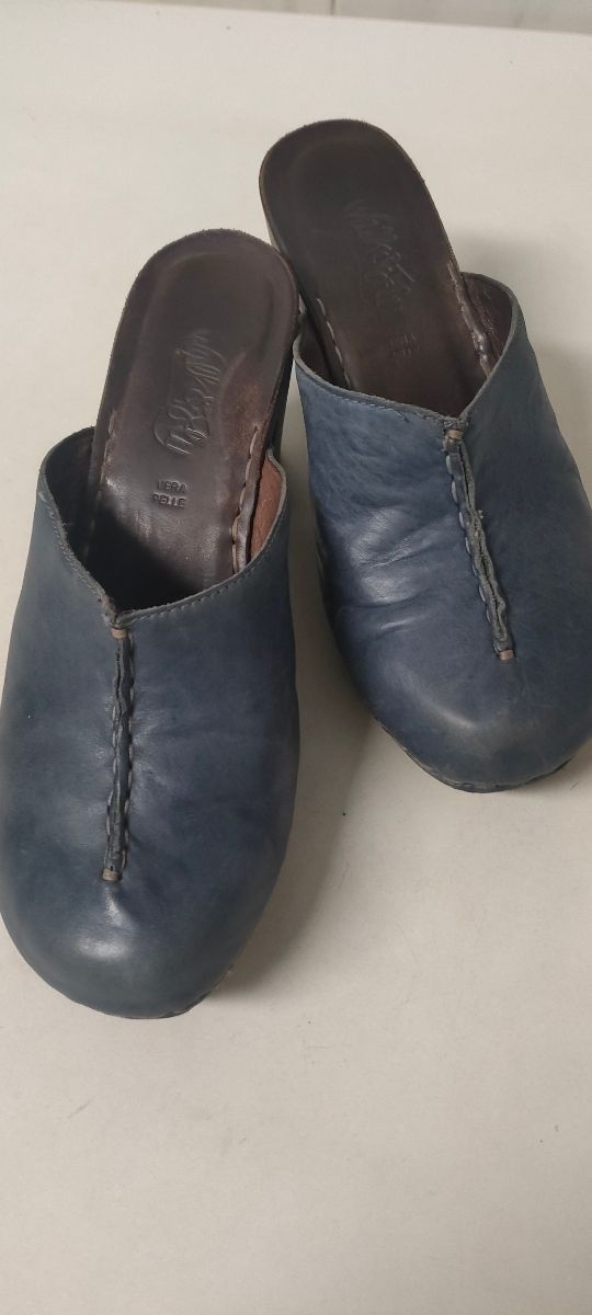 Zuecos piel azul cómodos