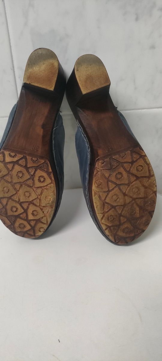 Zuecos piel azul cómodos