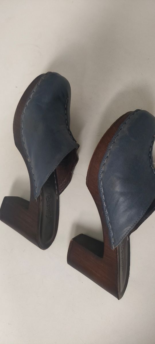 Zuecos piel azul cómodos