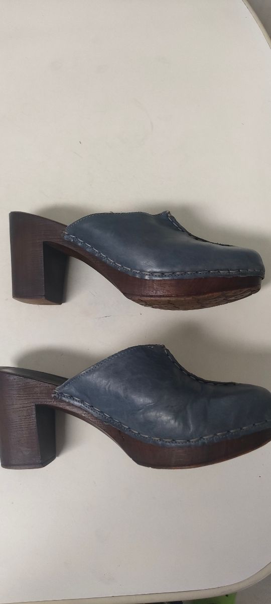 Zuecos piel azul cómodos