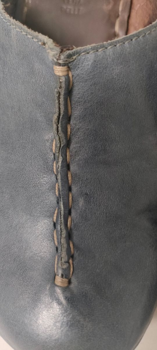 Zuecos piel azul cómodos