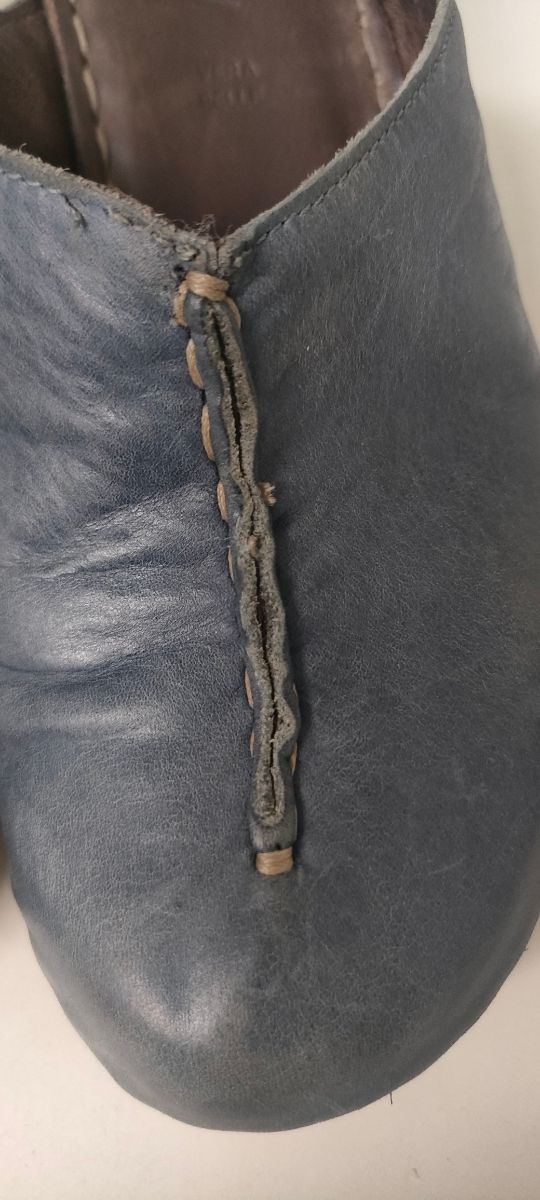 Zuecos piel azul cómodos