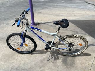 Bicicleta montaña blanca y azul
