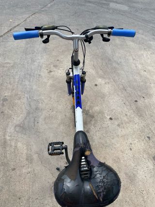 Bicicleta montaña blanca y azul