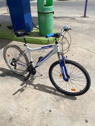 Bicicleta montaña blanca y azul