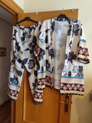 Traje pantalón estampado flores