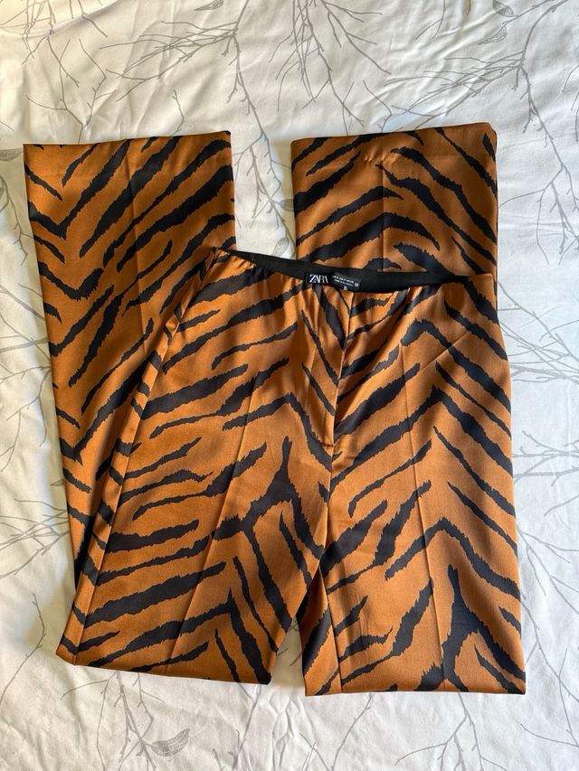 Pantalones Zara acampanados estampados
