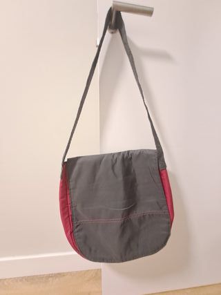 Bolso bandolera gris y fucsia