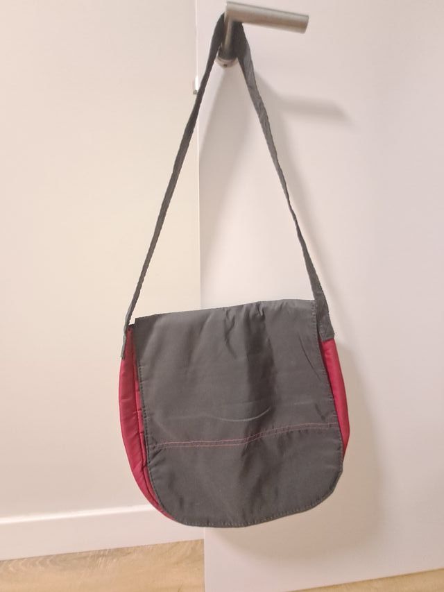 Bolso bandolera gris y fucsia