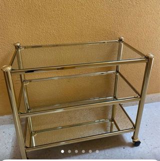Mesa auxiliar dorada con ruedas