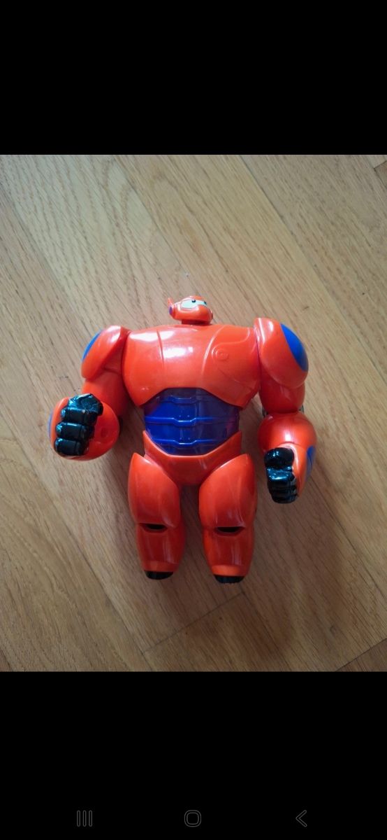 2 statuette serie Big Hero 6