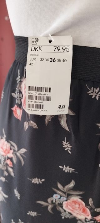 Falda midi H&M flores negra 